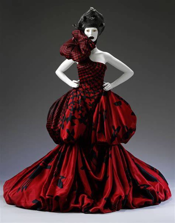 Alexander McQueen: The Revolutionary Fashion Designer Redefining Style