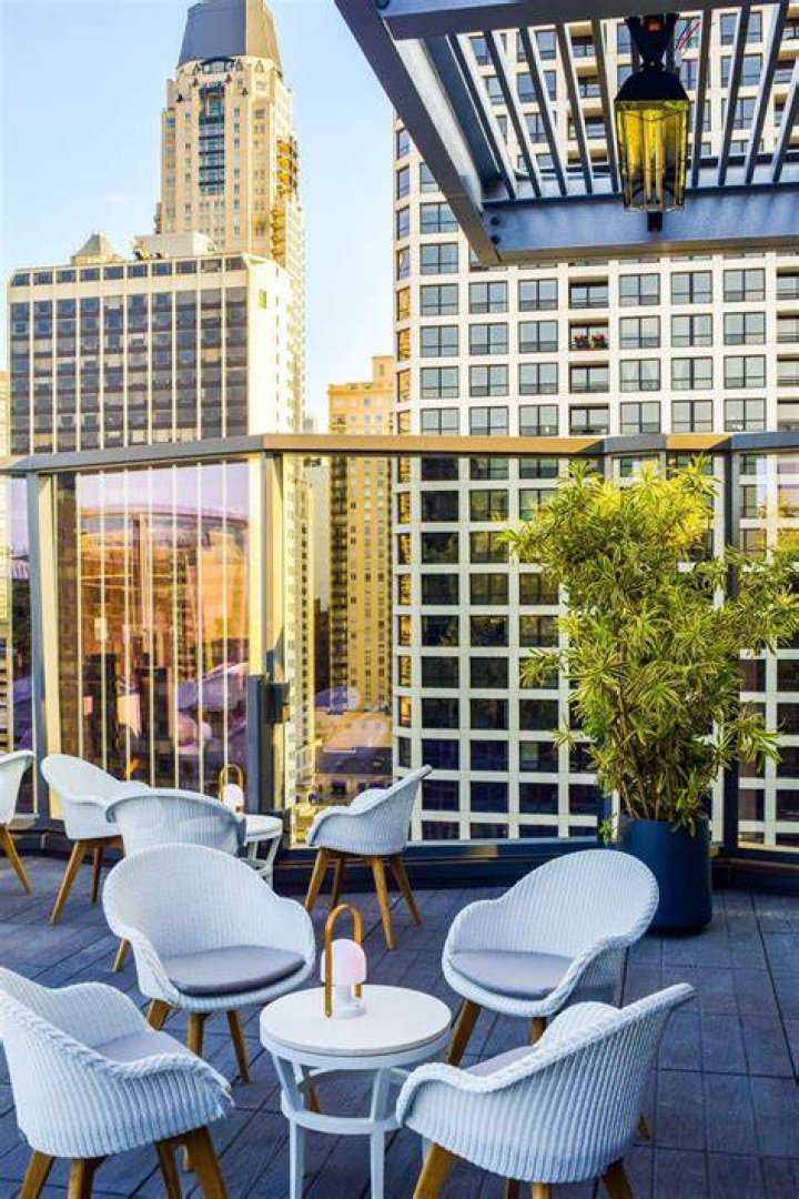 Discover the Best Rooftop Restaurant Chicago Has to Offer
