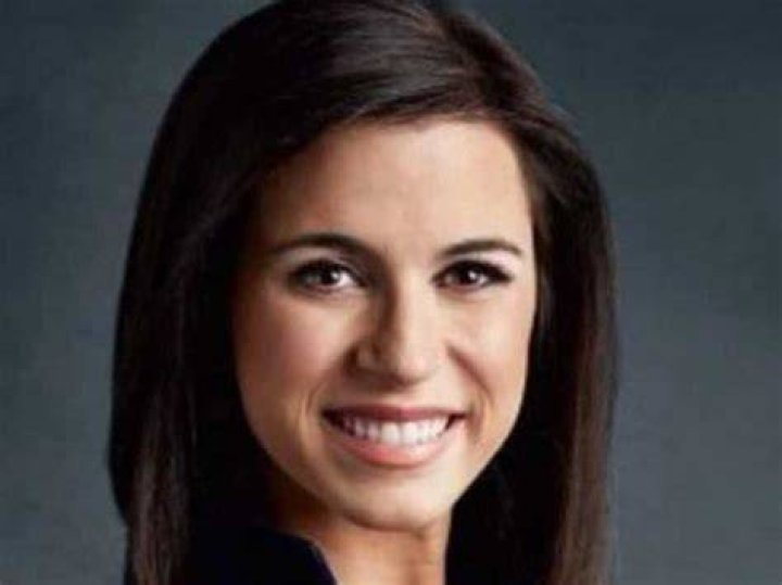 Female CNBC News Reporters: Highlighting Their Expertise and Contributions