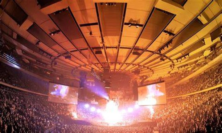 How Many People Does Madison Square Garden Hold for Concerts?