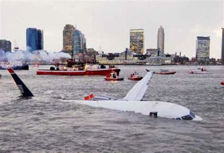 Hudson River Plane Crash: The Remarkable Story of Survival and Heroism