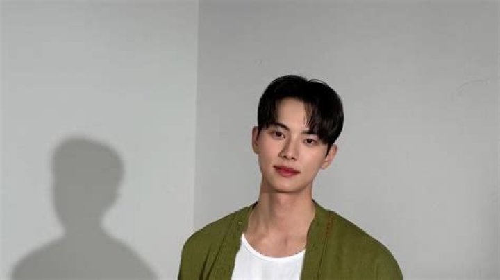 Lee Dong Min: The Rising Star in the Entertainment Industry