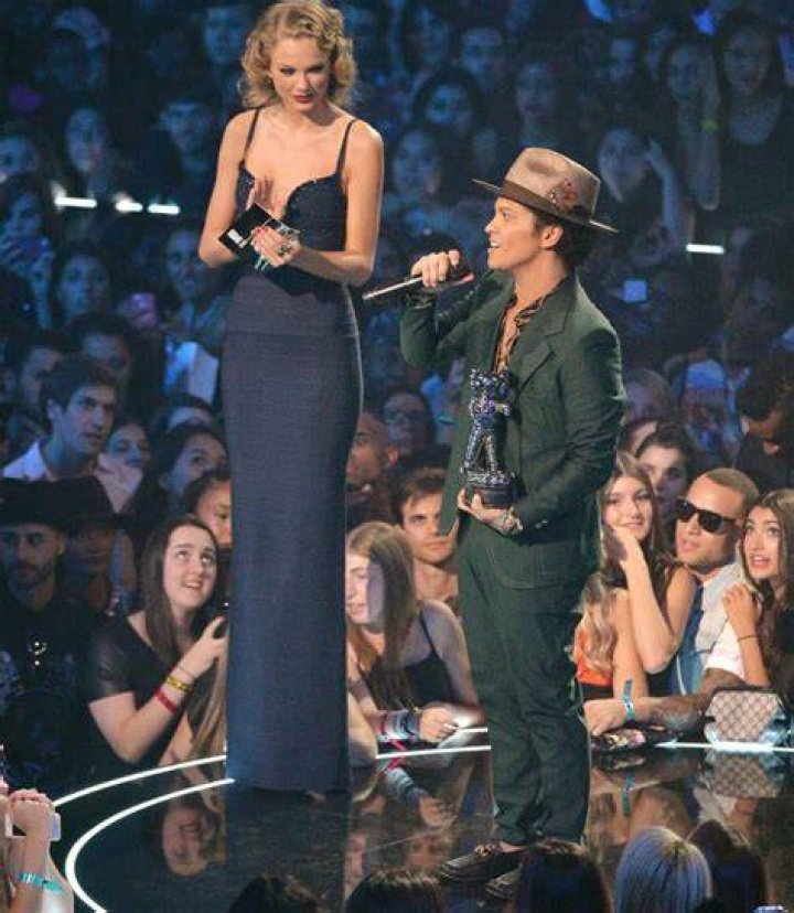 Taylor Swift's Journey: Why Fans Wonder, "Is Taylor Swift Tall?"